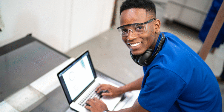 3 cursos do SENAI que podem te preparar para um salário de R$ 6 mil