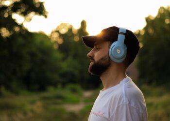 O que significa quando uma música não sai da cabeça, segundo a psicologia
