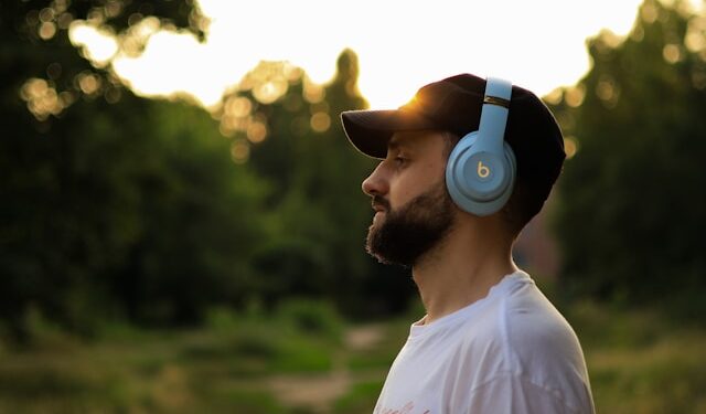 O que significa quando uma música não sai da cabeça, segundo a psicologia