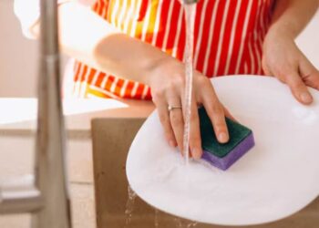 É por questão de saúde que você deve cortar um canto da esponja de lavar louças