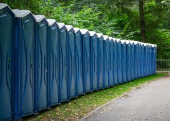 O que você nunca deve fazer em banheiros químicos, de acordo com quem entende do assunto