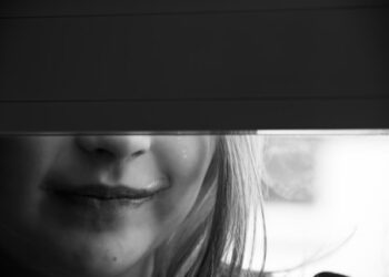 O que significa quando uma pessoa não mostra os dentes para sorrir, de acordo com a psicologia