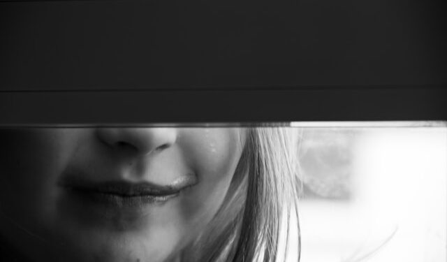 O que significa quando uma pessoa não mostra os dentes para sorrir, de acordo com a psicologia