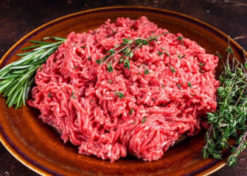 O que significa quando a carne moída é vermelha por fora e marrom no meio