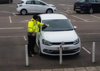 Lei chegou dando multa de R$ 195 para quem tem película no carro