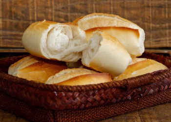 Saiba como deixar o pão francês sempre novinho com esse truque caseiro