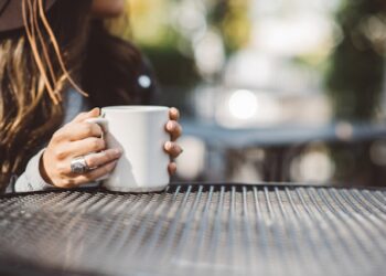 Bebida que costuma ser servida com café também pode te ajudar a largar o refrigerante