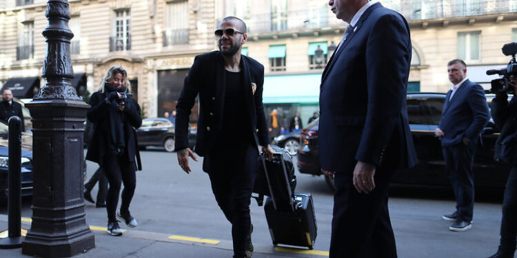 Daniel Alves voltou a jogar futebol e quase ninguém sabia até agora