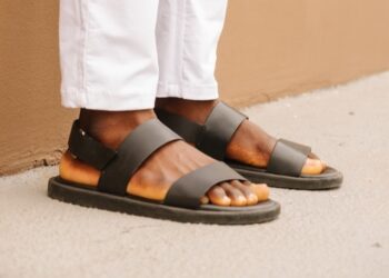 Sandália que dominou o verão europeu já está virando tendência no Brasil