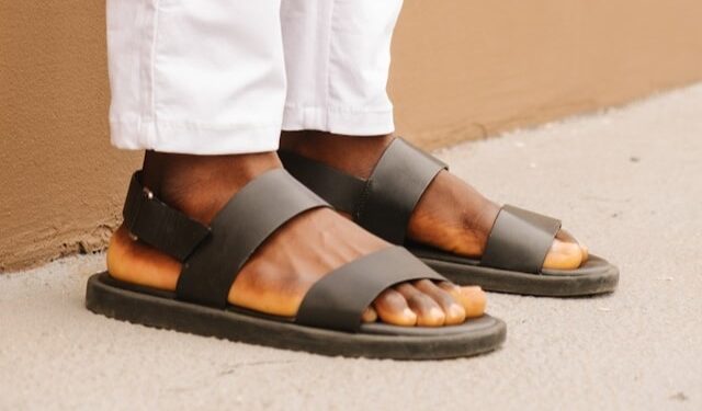Sandália que dominou o verão europeu já está virando tendência no Brasil