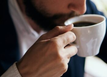 O que a psicologia diz sobre pessoas que preferem café sem açúcar