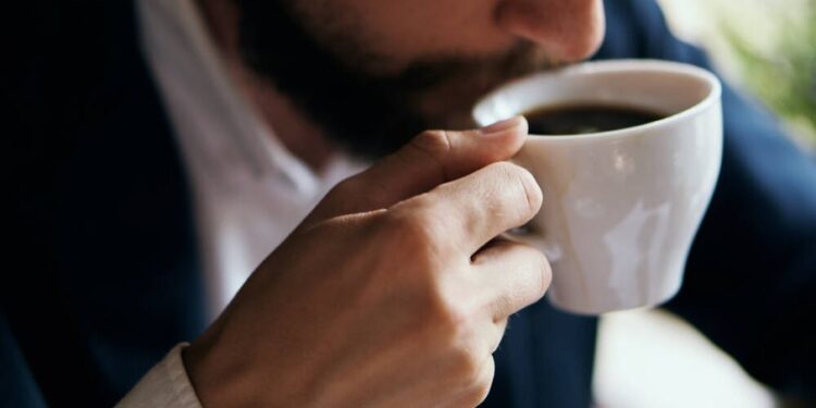 O que a psicologia diz sobre pessoas que preferem café sem açúcar