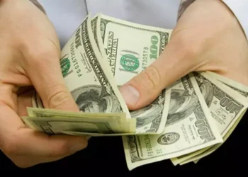 Vizinho do Brasil tem dinheiro brotando da terra sem parar