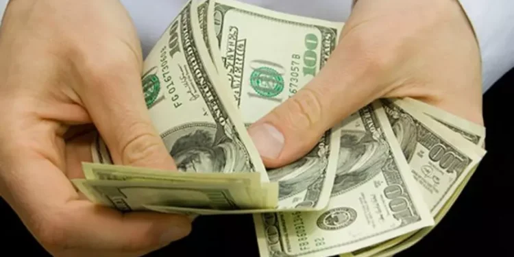 Vizinho do Brasil tem dinheiro brotando da terra sem parar