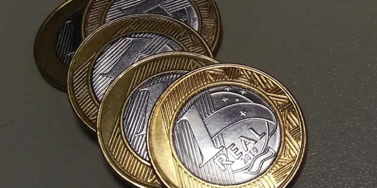 Banco Central chama atenção de brasileiros que possuem moedas de R$ 1 guardadas
