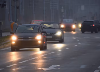 Regra do farol aceso de dia em rodovias ainda está valendo no Brasil?