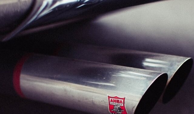 Esse carro custa só R$ 20 mil e usa motor de moto para fazer 35 km por litro