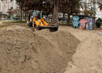 Ressaca dos últimos dias obriga cidade a retirar 960 toneladas de areia