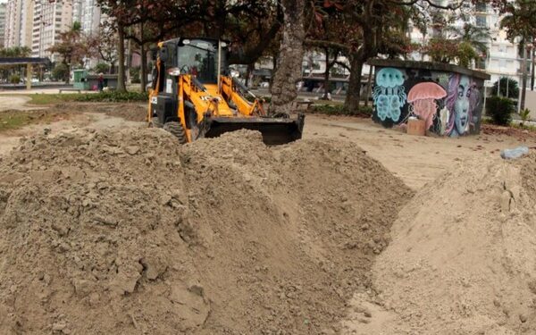 Ressaca dos últimos dias obriga cidade a retirar 960 toneladas de areia