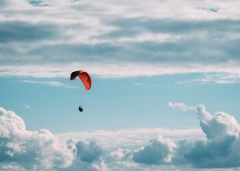 Hulk pega todo mundo de surpresa e vira paraquedista do Exército Brasileiro