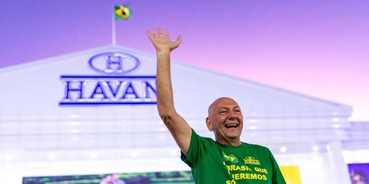 Boneco do dono da Havan é vendido em todo o Brasil preço surpreendente