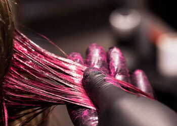 Brasileiros estão ficando com o cabelo roxo ao realizarem procedimento que poupa dinheiro