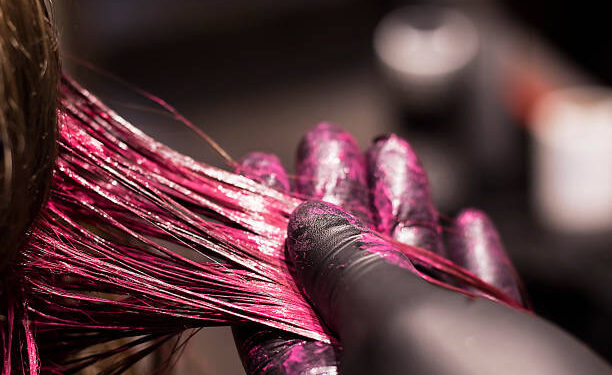 Brasileiros estão ficando com o cabelo roxo ao realizarem procedimento que poupa dinheiro