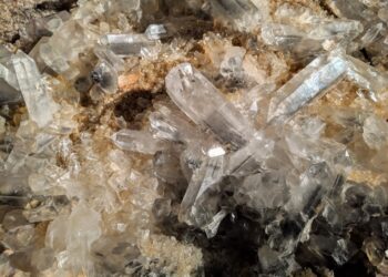 Novo mineral que produz muito mais energia pode aposentar os painéis solares