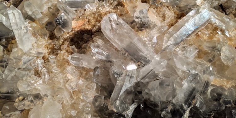 Novo mineral que produz muito mais energia pode aposentar os painéis solares