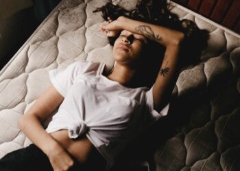 Nem remédio, nem massagem: esses dois chás eliminam gases e acabam com as cólicas