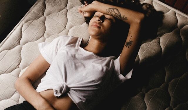 Nem remédio, nem massagem: esses dois chás eliminam gases e acabam com as cólicas