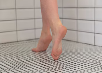 3 motivos para você pensar duas vezes antes de deixar um chinelo no box do banheiro