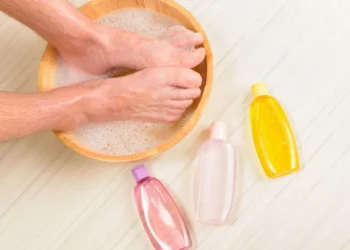 Esse é o jeito ideal para lavar os pés durante o banho