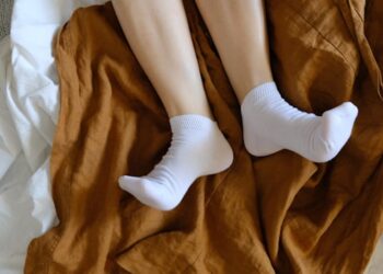 É melhor dormir com ou sem meias nos pés?