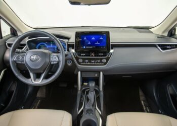 Carro lançado pela Toyota desafia a lógica e entrega consumo médio de moto