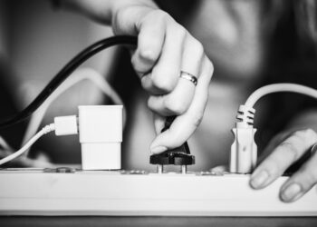 Sem adaptador T, nem extensão: 6 eletrodomésticos que devem ser ligados diretamente na tomada