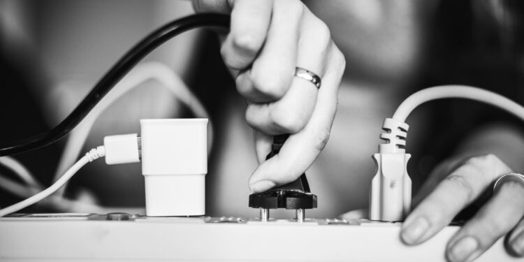 Sem adaptador T, nem extensão: 6 eletrodomésticos que devem ser ligados diretamente na tomada