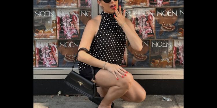 Chinelo que as pessoas davam risada nos anos 90 surge como tendência para o próximo verão