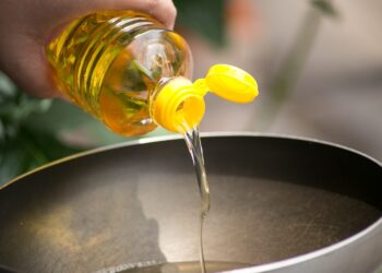 Truque japonês ajuda quem não tem onde descartar o óleo de fritura usado