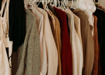 Deixar o roupeiro desorganizado parece algo comum: mas psicólogos enxergam algo mais profundo
