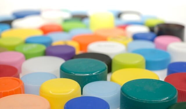 Tampas de garrafa sobrando em casa podem virar um tesouro nas suas mãos