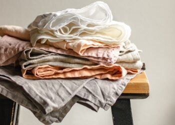 5 truques comprovados cientificamente para tirar cheiro de fumaça das roupas