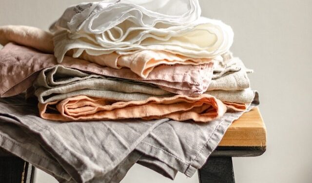 5 truques comprovados cientificamente para tirar cheiro de fumaça das roupas