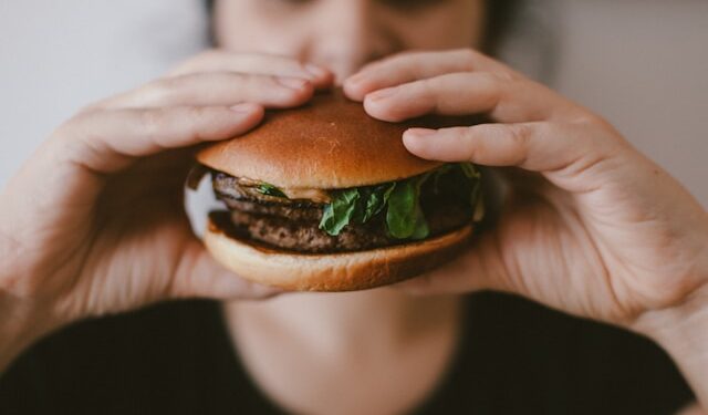 O que a psicologia diz sobre pessoas que sentem fome a todo momento