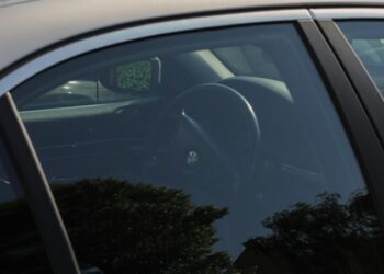 Como remover a película dos vidros do carro caso a polícia indique irregularidade