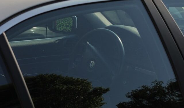 Como remover a película dos vidros do carro caso a polícia indique irregularidade