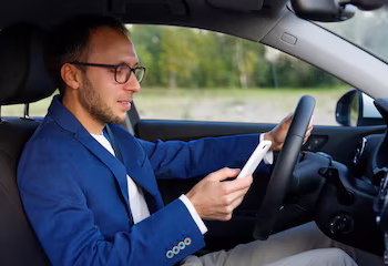 O que a Lei diz sobre dirigir um veículo com objetos no colo