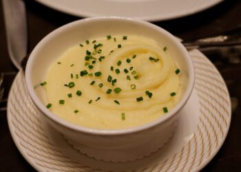 Conheça o segredinho dos chefs de cozinha para deixar o purê super cremoso