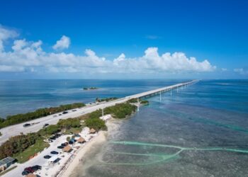 Uma das estradas mais bonitas do mundo percorre 182 km sobre o mar