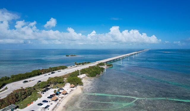 Uma das estradas mais bonitas do mundo percorre 182 km sobre o mar